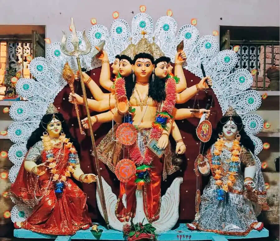 बांकुड़ा के गांव में पंचमुखी दशभुज विश्वकर्मा की अनोखी पूजा, हंस है देवशिल्पी का वाहन