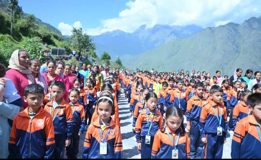 ज्योतिर्मठ में 574 लोगों ने किया वंदे मातरम् का सामूहिक गायन