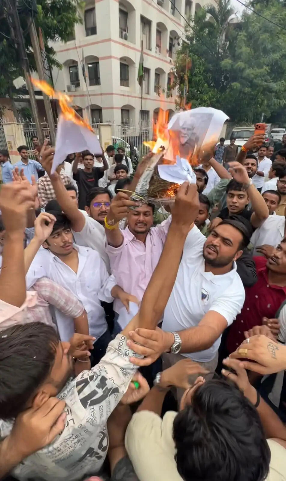 दिल्ली में छात्रों पर कार्रवाई के विरोध में भाेपाल&nbsp;में&nbsp;एनएसयूआई ने फूंका प्रधानमंत्री का पुतला