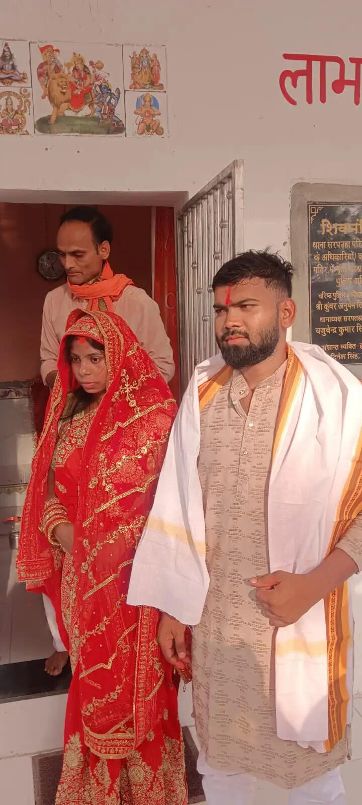 थाना परिसर के हनुमान मंदिर में प्रेमी युगल ने लिए सात फेरे, परिजनों की सहमति से हुआ विवाह