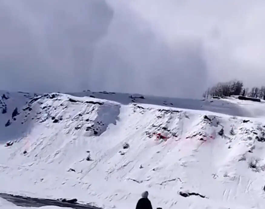 अटल टनल के नॉर्थ पोर्टल के पास आया ग्लेशियर, पर्यटक सुरक्षित