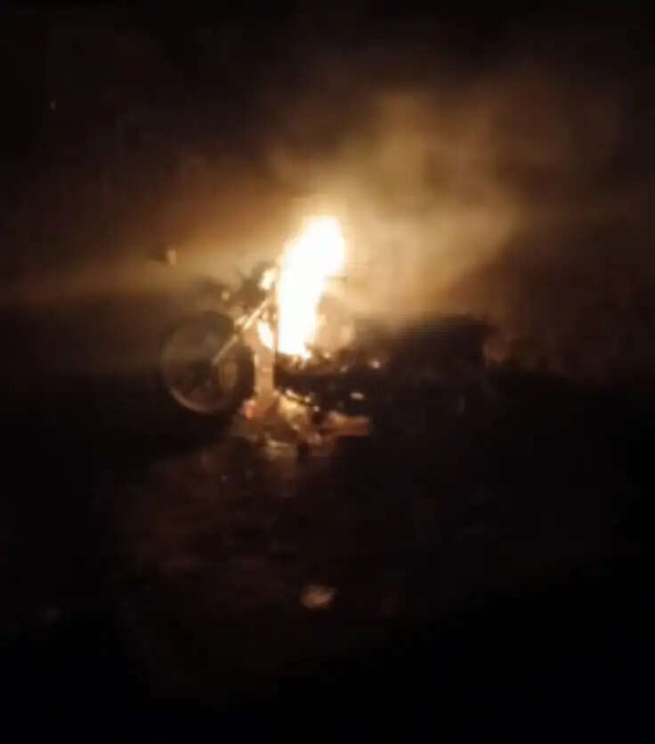 प्रयागराज : दो पक्षों में मारपीट के बाद बवाल, पथराव और आगजनी