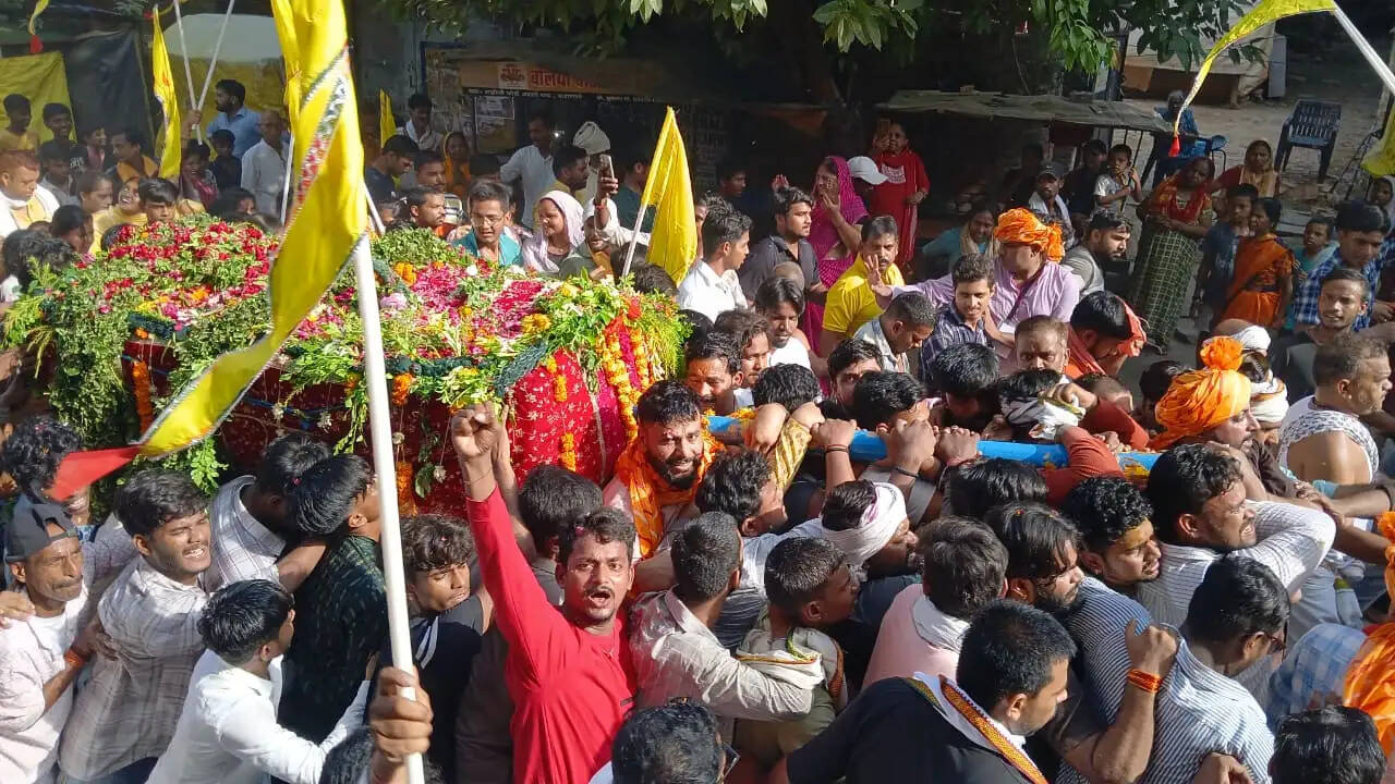 भगवान जगन्नाथ स्वस्थ होते ही मनफेर के लिए डोली में सवार होकर नगर भ्रमण पर निकले
