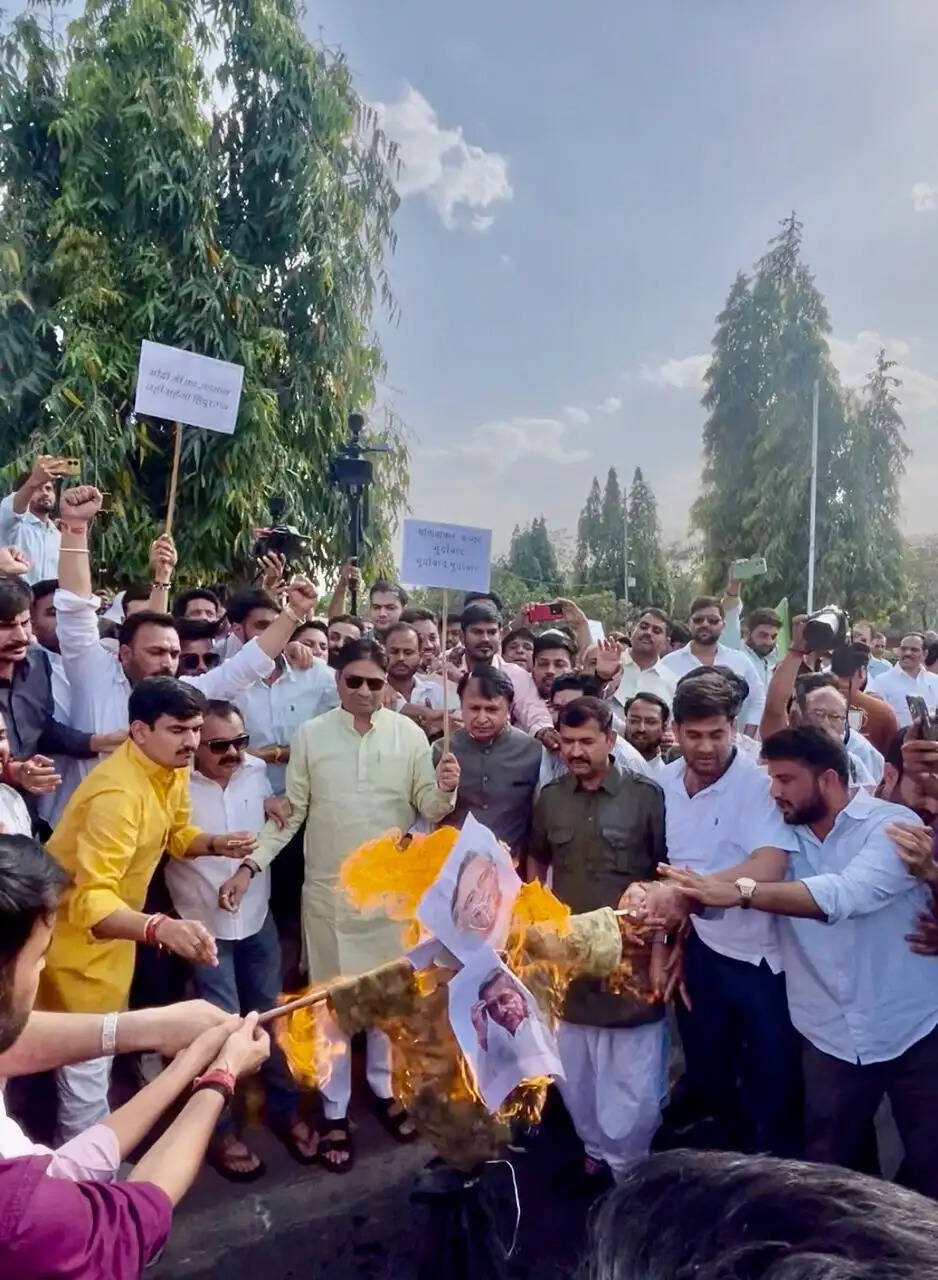 कांग्रेस नेता मणिशंकर अय्यर के बयान पर जयपुर भाजपा ने गांधी सर्किल पर किया पुतला दहन