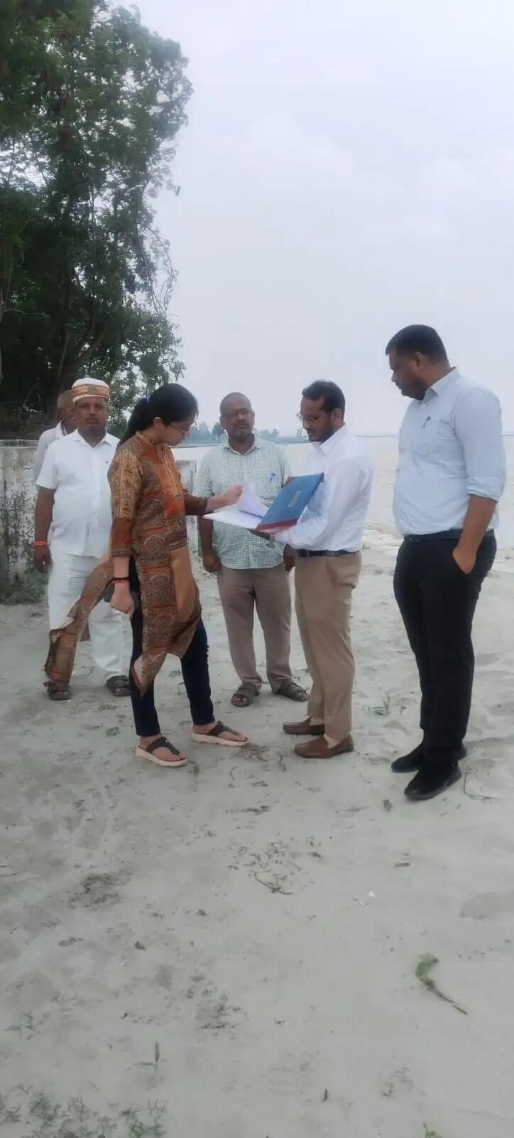 घाघरा का जलस्तर बढ़ने पर प्रशासन अलर्ट, बाराबंकी की एसडीएम ने तपेसिपाह गांव का किया निरीक्षण