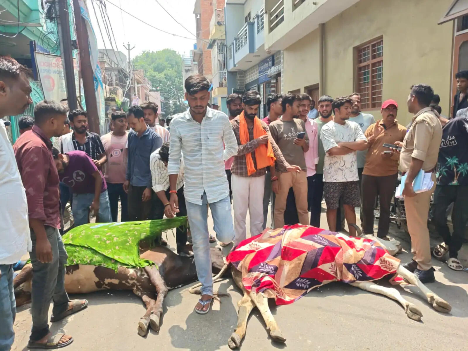 बिजली करंट से दो गोवंश की मौत पर बजरंगदल का प्रदर्शन