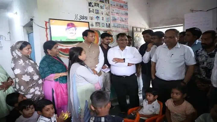 इंदौरः मुख्यमंत्री जनविश्वास अभियान का शुभारंभ, बस से गांव पहुंचे संभागायुक्त, कलेक्टर सहित वरिष्ठ अधिकारी