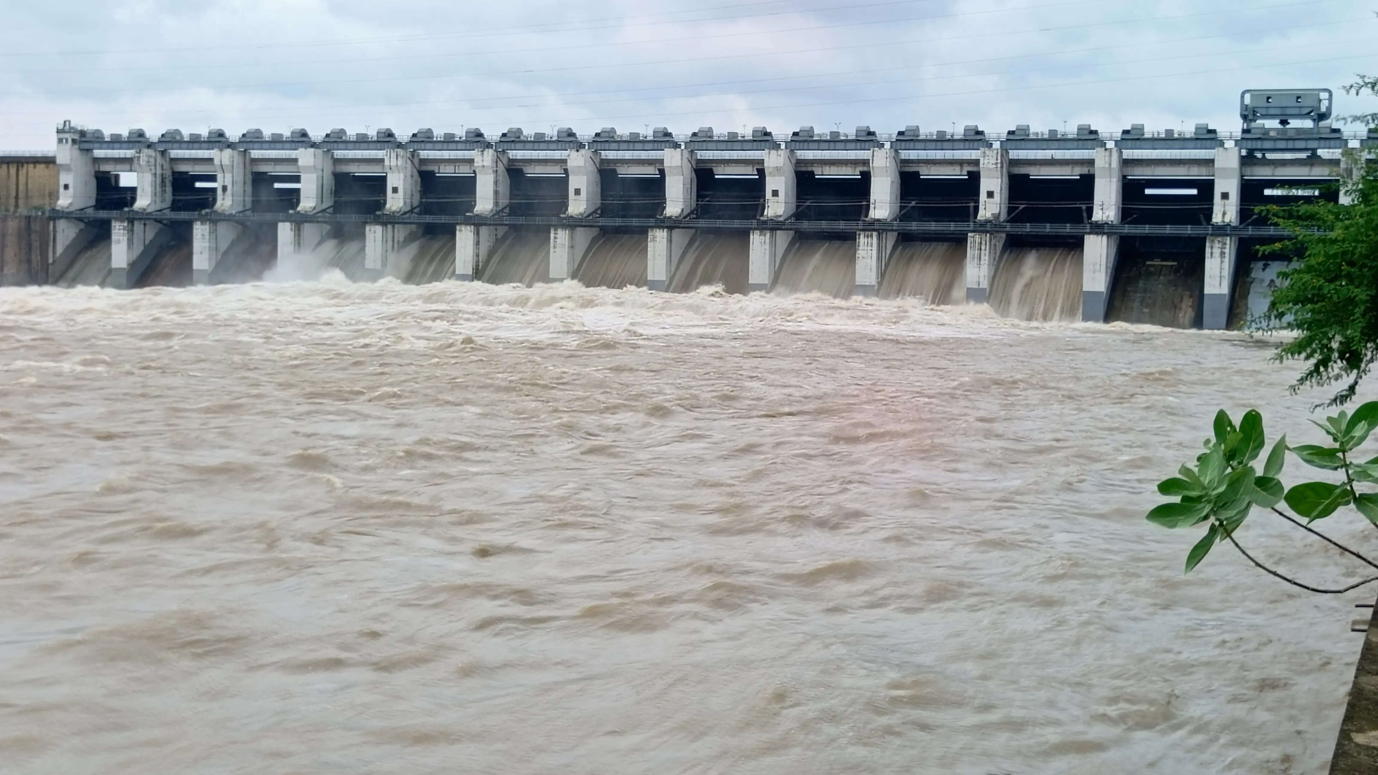 गंगरेल बांध के आठ गेट खुले, 90 हजार क्यूसेक पानी छोड़ा जा रहा, चारों जलाशय लबालब