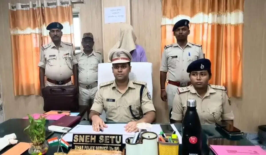 टेंपो स्टैंड में छिपे हथियारबंद युवक को पुलिस ने दबोचा, दो देसी कट्टा और पिस्टल मैगजीन बरामद
