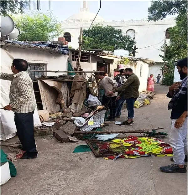 भोपाल में निगम का अतिक्रमण हटाओ अभियान तेज, कई इलाकों से अवैध कब्जे हटाए, सामान जब्त