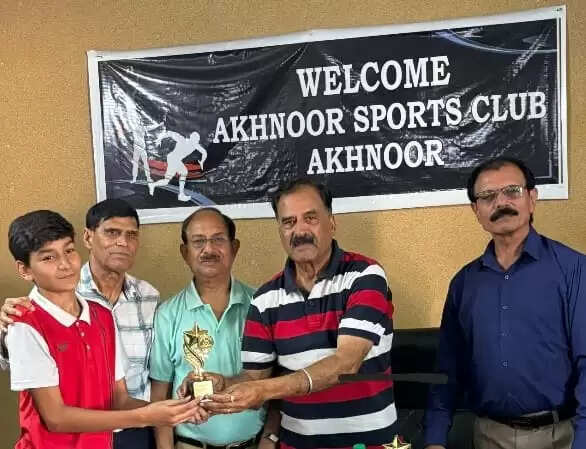 अखनूस स्पोर्ट्स क्लब ने बैडमिंटन चैंपियन को किया सम्मानित