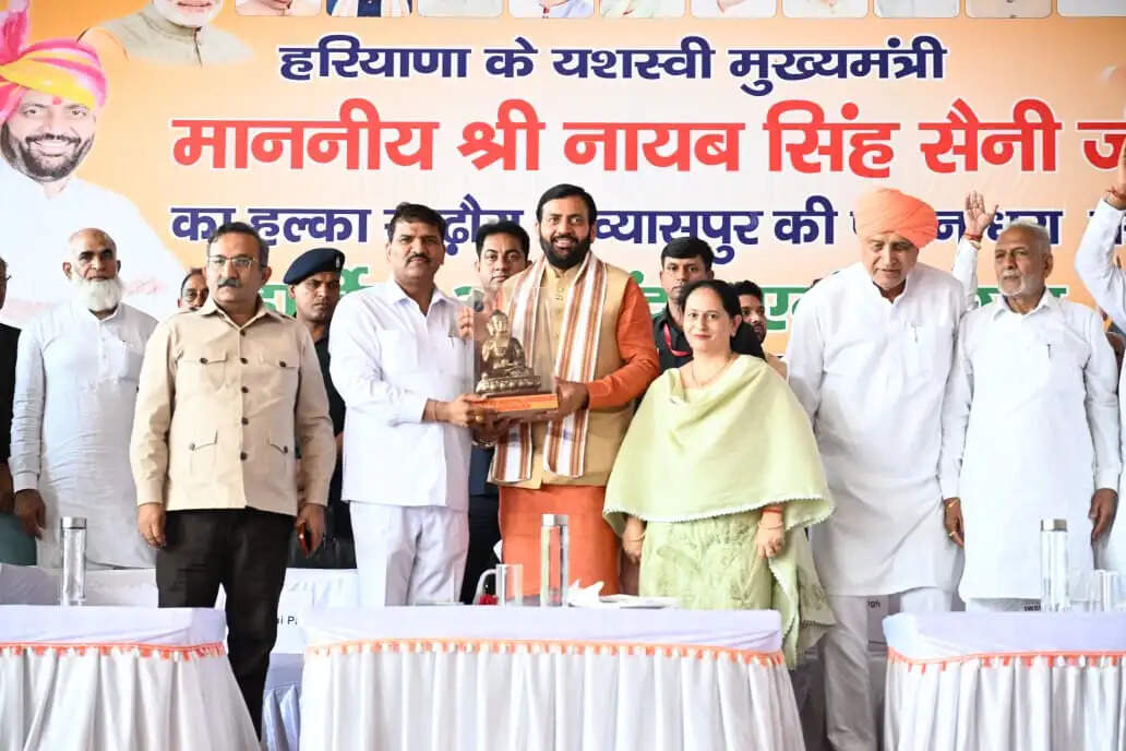 सढौरा से कांग्रेस विधायक के पति भाजपा में हुए शामिल,मुख्यमंत्री नायब सैनी ने किया स्वागत