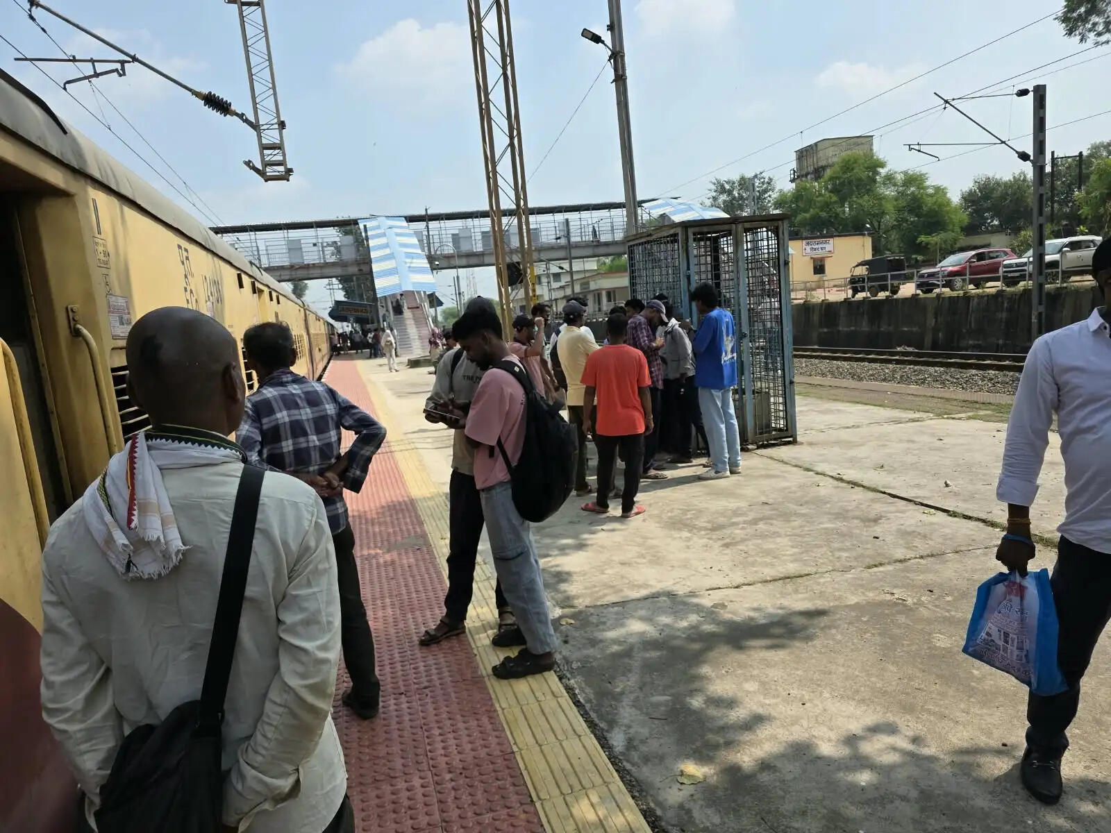 कोरबा-रायपुर पैसेंजर ट्रेन साढ़े 3 घंटे लेट, 89 किमी का सफर साढ़े 5 घंटे में भी नहीं हुआ पूरा