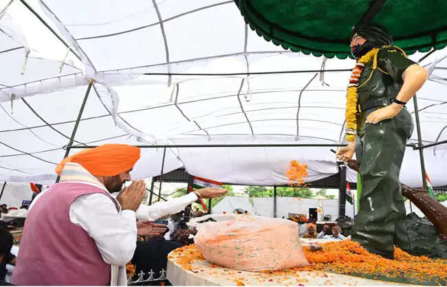 मुख्यमंत्री नायब सिंह सैनी ने कारगिल युद्ध के अमर शहीद नायक मलकीत सिंह को दी श्रद्धांजलि