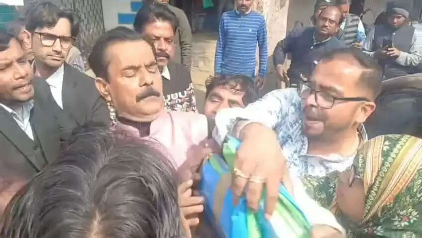 फार्म-7 जमा देने गए भाजपा के बूथ लेवल एजेंट को तृणमूल कार्यकर्ताओं ने घेरा, आसनसोल एसडीओ कार्यालय में भाजपा और तृणमूल के बीच झड़प