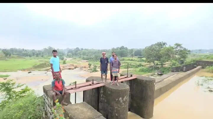 धरनादा नदी पर पुल का इंतजार: हर बरसात में कट जाता है दर्जनों गांवों का संपर्क, शिक्षा-स्वास्थ्य पर गहराया संकट