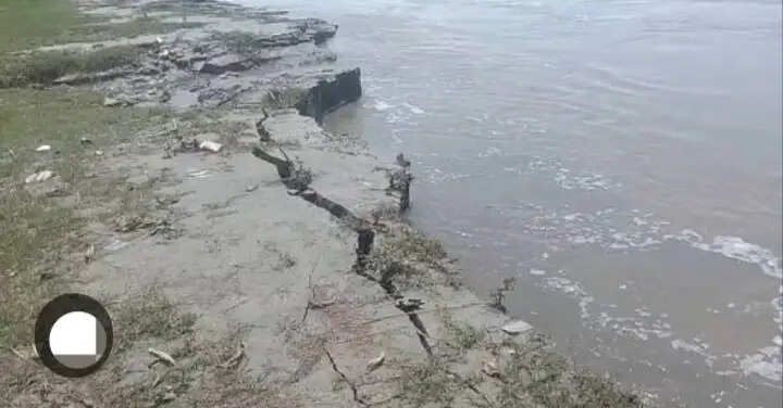 डिब्रूगढ़ के टिंगखांग में ब्रह्मपुत्र का रौद्र रूप, 70 मीटर भूमि नद में समाई