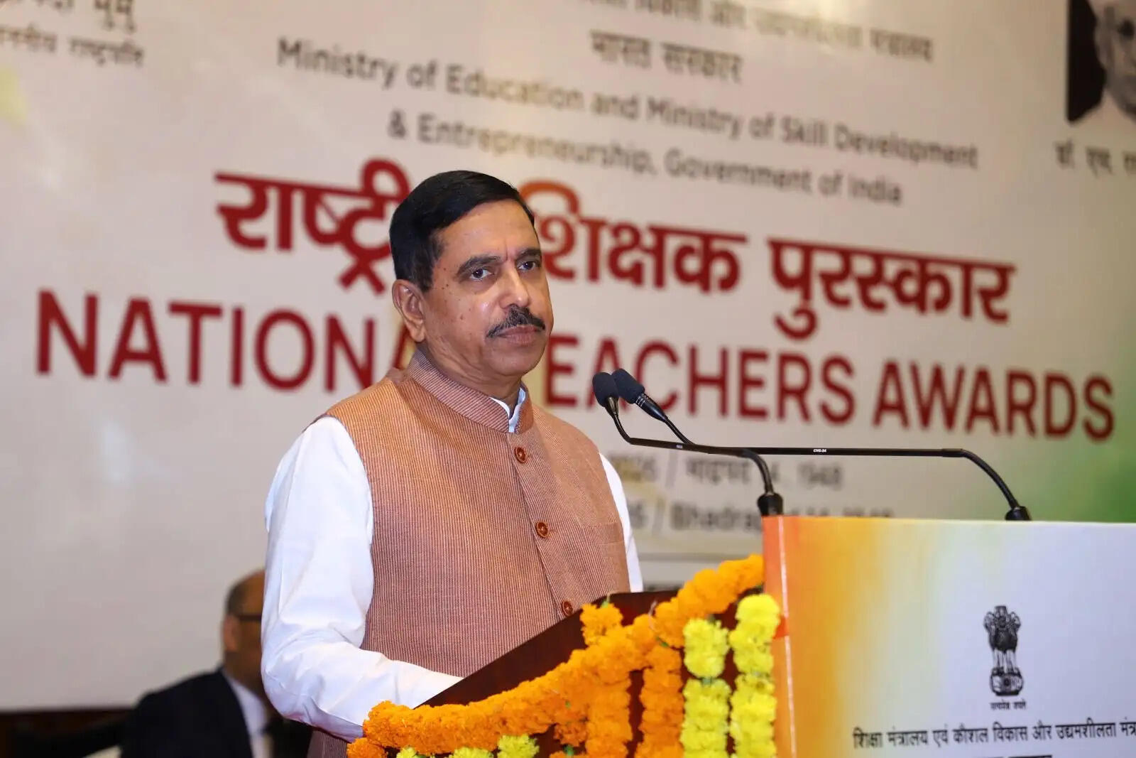शिक्षकों को विकसित भारत 2047 के निर्माण के लिए बच्चों को तैयार करना होगा : प्रह्लाद जोशी