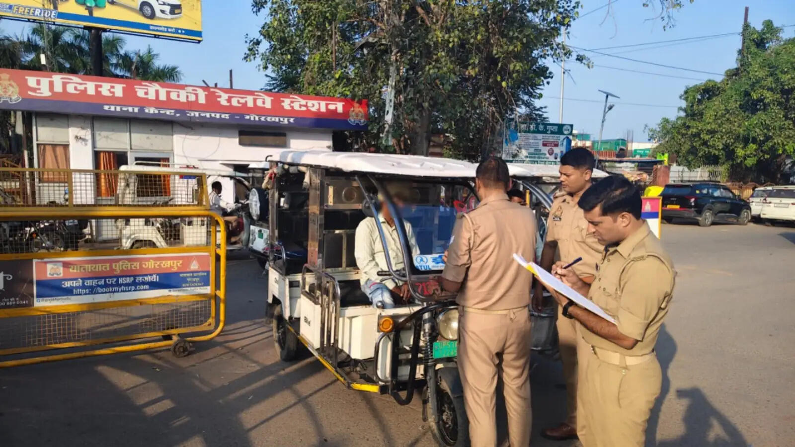 रेलवे और रोडवेज स्टेशन पर ऑटो-ई-रिक्शा की होगी यूनिक नंबरिंग, यात्रियों की सुरक्षा को लेकर कैंट पुलिस की पहल वाहन पर दर्ज होगा