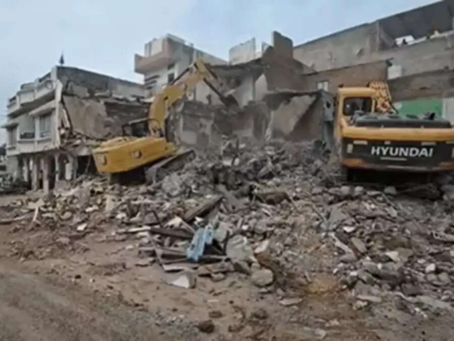 उज्जैन: महाकाल मंदिर मार्ग पर यूडीए की कार्रवाई, बेगमबाग में 16 मकानों पर चला बुलडोजर