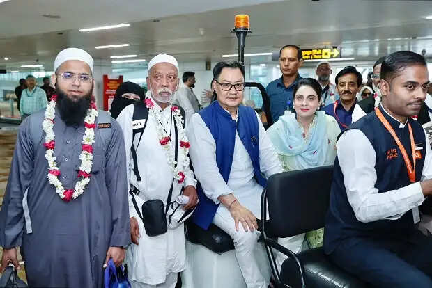 हाजियों की वापसी शुरू, अल्पसंख्यक कार्य मंत्री रिजिजू ने हवाई अड्डे पर स्वागत किया&nbsp;