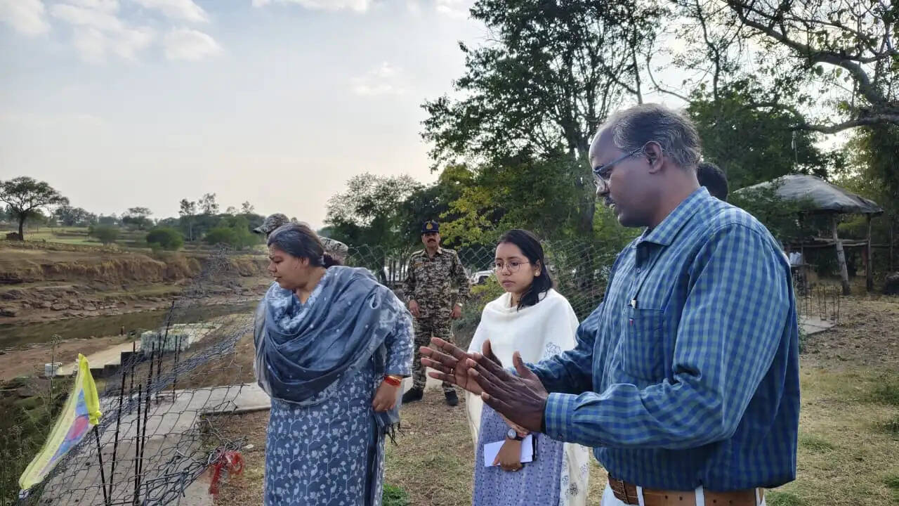 अनूपपुर: संभागायुक्त ने नल-जल योजना, प्राथमिक स्वास्थ्य केंद्र का किया निरीक्षण