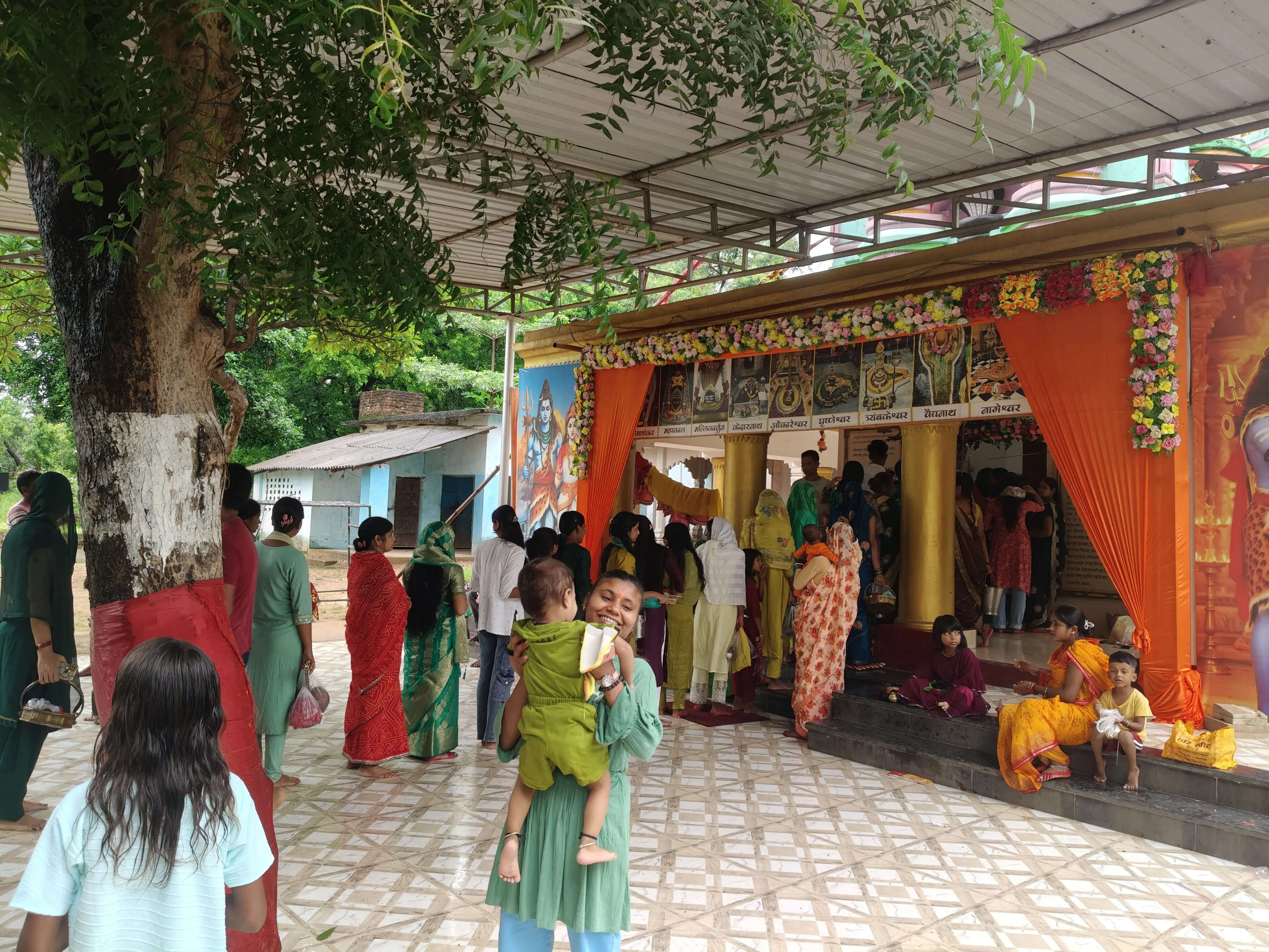 सावन के पहले सोमवार को शिवालयों में उमड़ा आस्था का सैलाब, हर-हर महादेव से गूंजा बलरामपुर