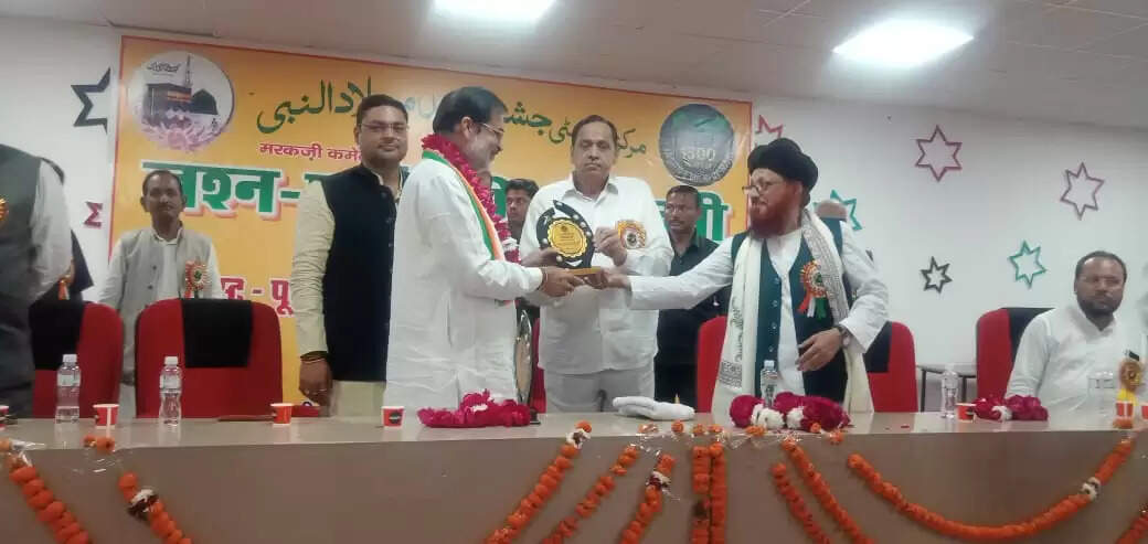 पूर्व कैबिनेट मंत्री ने लोगों को किया सम्मानित