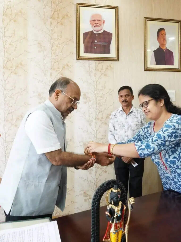 संशोधित : मंत्री अजय पोद्दार को महिला कर्मचारियों ने बांधी राखी, नबान्न में रक्षाबंधन का खास नजारा