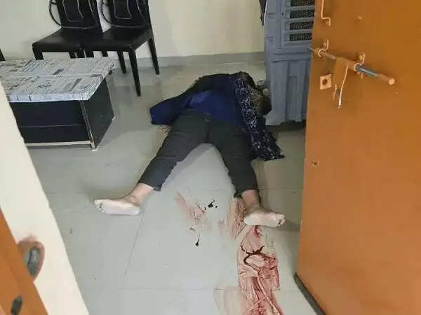 भोपाल में&nbsp;महिला&nbsp;आरटीओ इंस्पेक्टर की&nbsp;हत्या, प्रेमी&nbsp;ने&nbsp;भी&nbsp;पेड़ से फंदा लगाकर&nbsp;दी&nbsp;जान