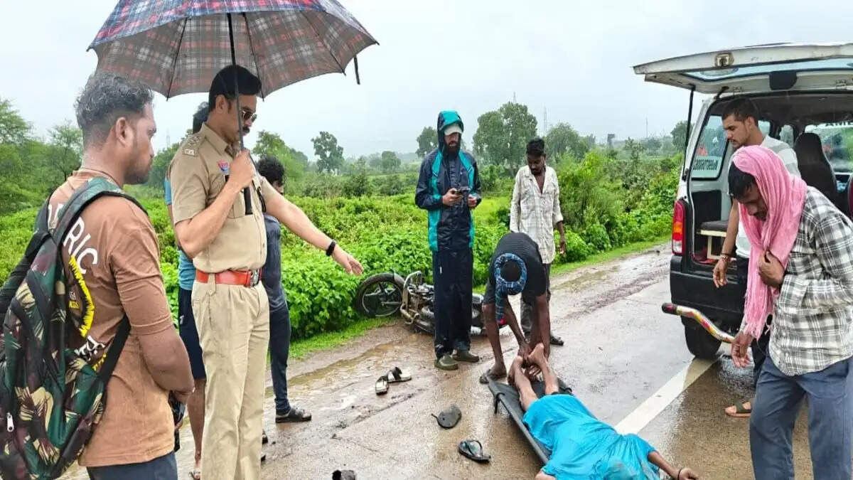 जांजगीर-चांपा में दर्दनाक सड़क हादसा: तेज रफ्तार वाहन ने बाइक सवारों को मारी टक्कर, एक युवक की मौत, दो गंभीर