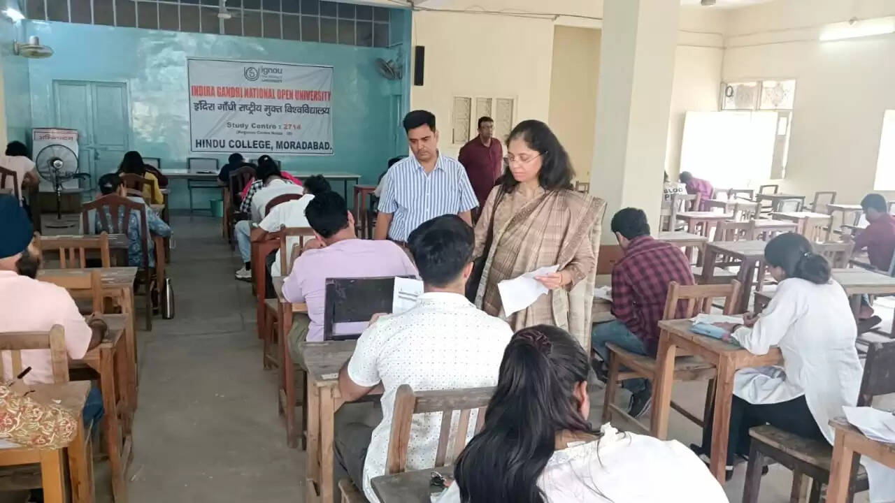 इग्नू की उपनिदेशकों ने टीम के साथ हिन्दू कालेज में परीक्षाओं का किया निरीक्षण