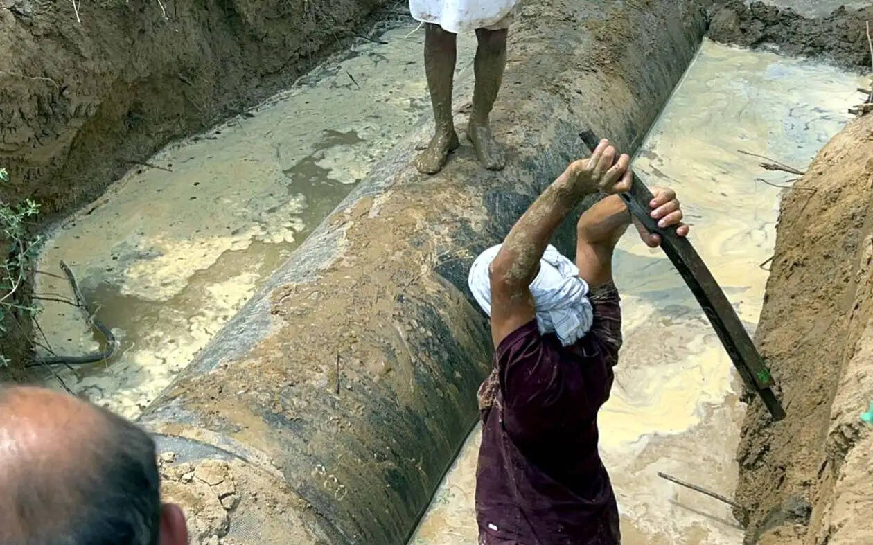 हांसी : धरने पर बैठे ग्रामीणों ने किया भाखड़ा पाइपलाइन उखाड़ने का प्रयास