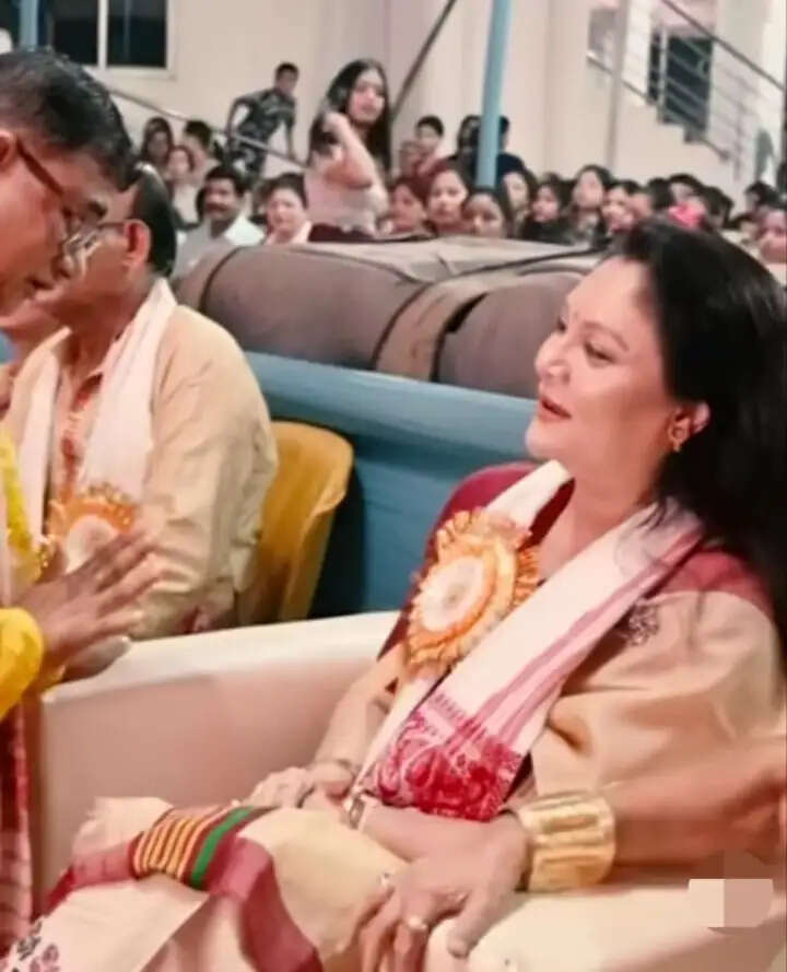 बाढ़ प्रभावित नाजिरा और डिमौ की 20 स्कूलों को रिनिकी भुइयां ने दी एक करोड़ की सहायता
