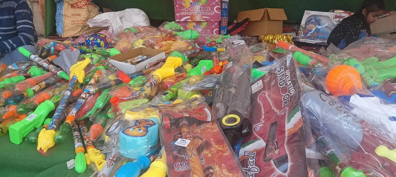 हाईटेक हुई जयपुर की होली: बाजारों में मिसाइल और एके-47 पिचकारियों की धूम