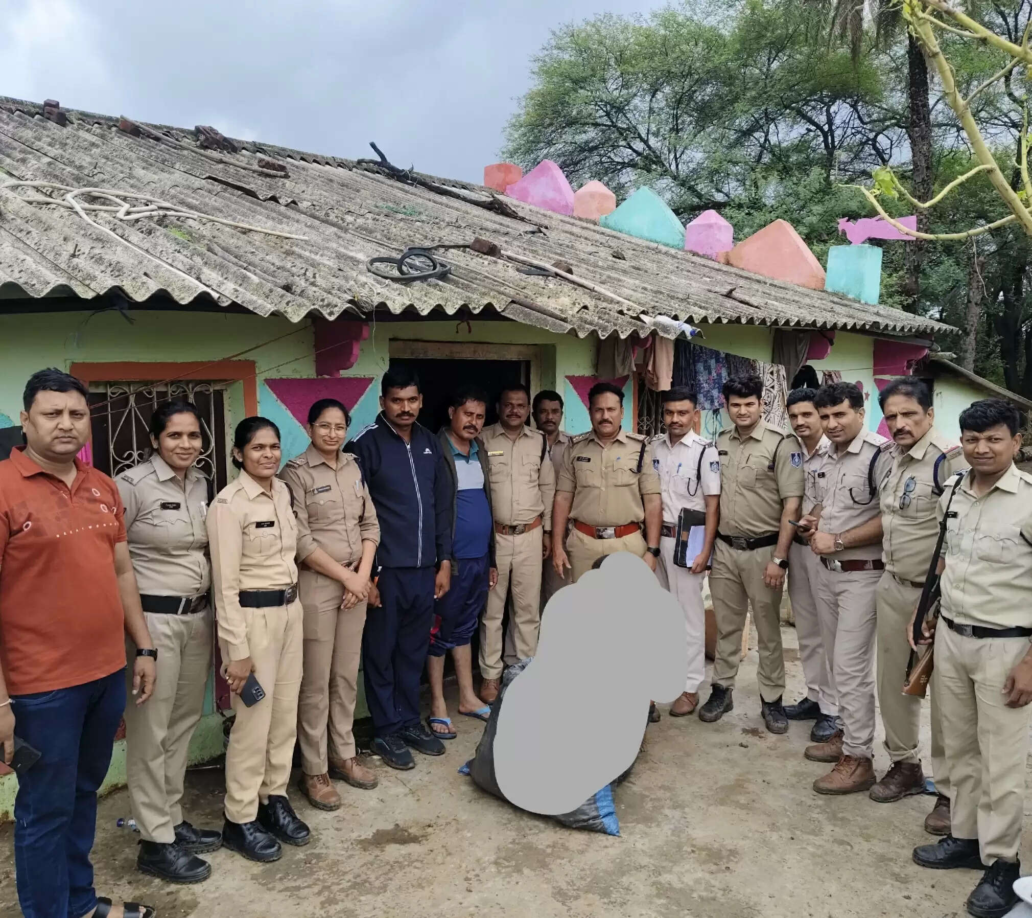 झाबुआ: नशे के गौरख धंधे में नाबालिग शामिल, करीब 15 किलो गांजा सहित 49 पेटी अवैध अंग्रेजी शराब बरामद