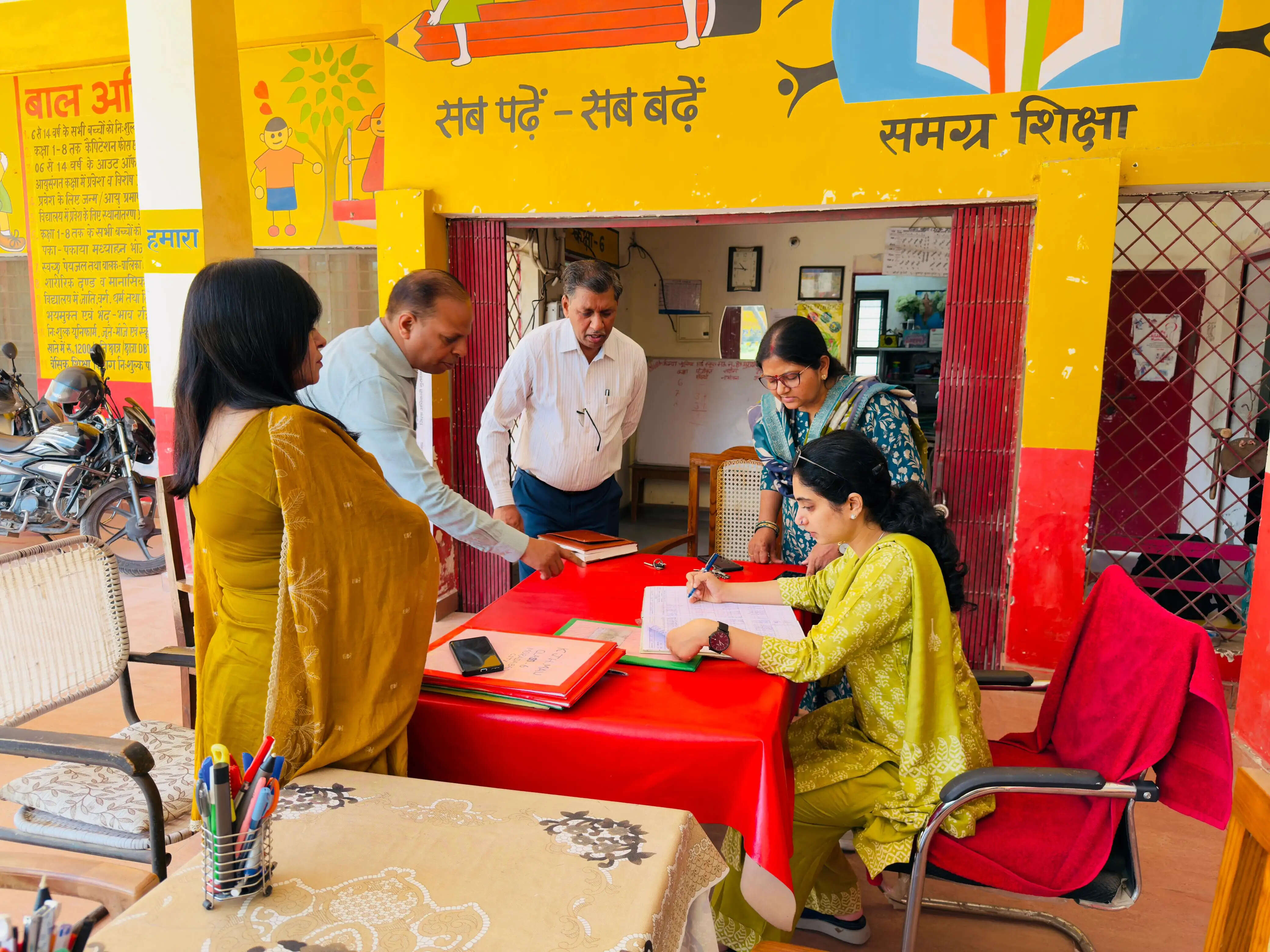 विज्ञान प्रयोगशाला एवं स्मार्ट क्लास को सही ढंग से संचालित किया जाए : मुख्य विकास अधिकारी