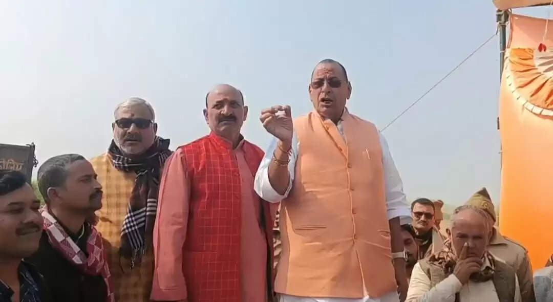 सिक्स लेन राेड के निर्माण से फसलाें का नुकसान, भड़के किसान, आश्वासन के बाद टूटा धरना