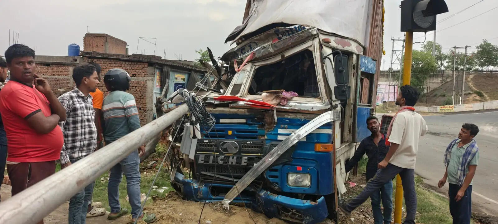 अज्ञात वाहन ने स्कूटी सवार दो युवकों को मारी टक्कर, एक की मौत