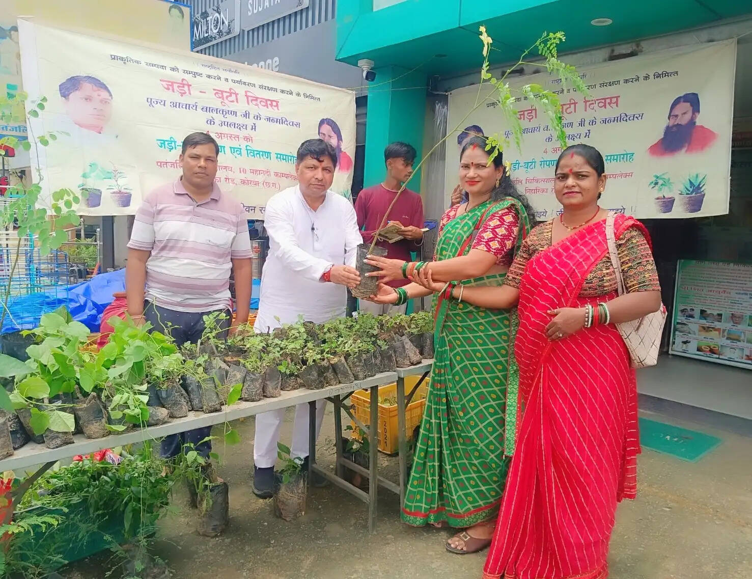 आचार्य बालकृष्ण के जन्मदिवस पर कोरबा में मनाया गया जड़ी-बूटी दिवस, 37 प्रकार के औषधीय पौधों का निःशुल्क वितरण