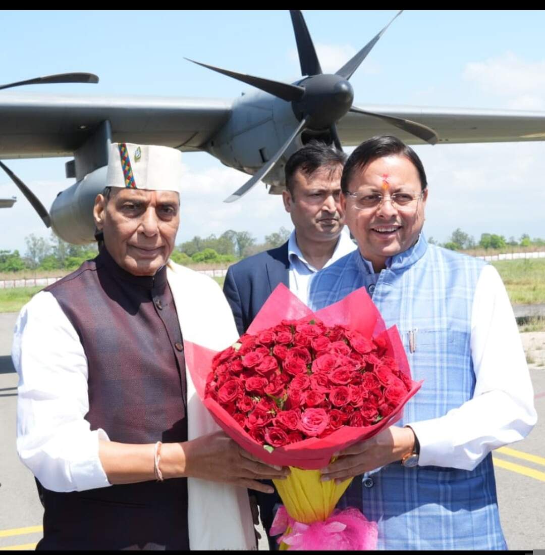 रक्षा मंत्री राजनाथ सिंह पहुंचे उत्तराखंड, मुख्यमंत्री धामी ने किया स्वागत