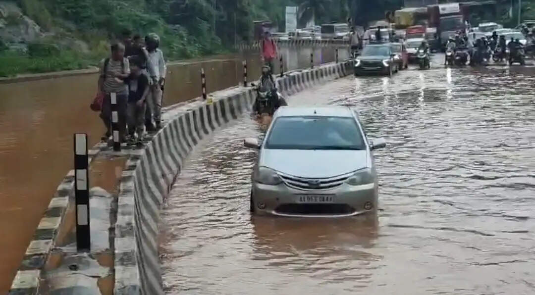 बरसात के बाद राष्ट्रीय राजमार्ग 27 पर यातायात पूरी तरह ठप
