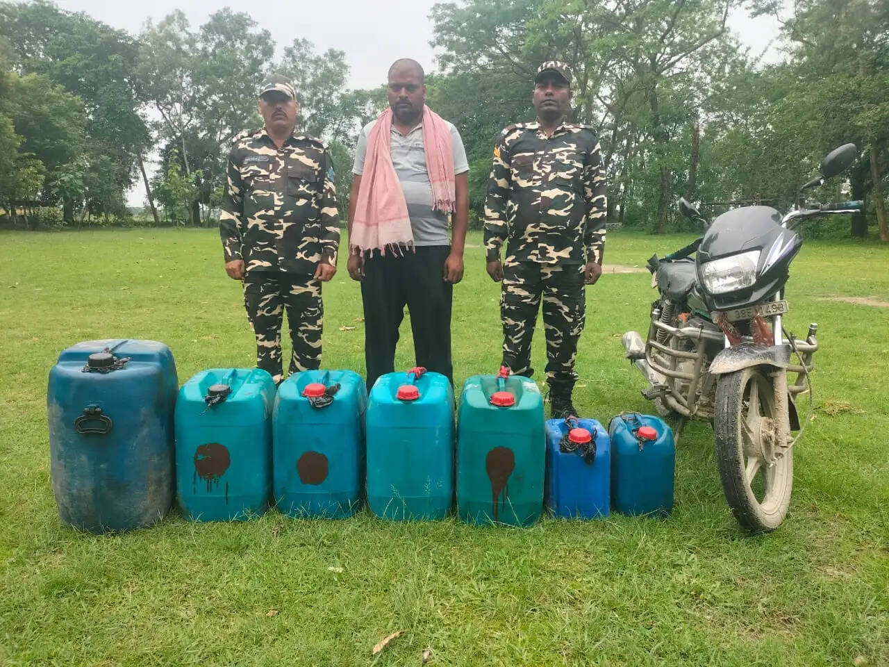 एसएसबी ने 215 लीटर डीजल के साथ मोटरसाइकिल सवार तस्कर को किया गिरफ्तार