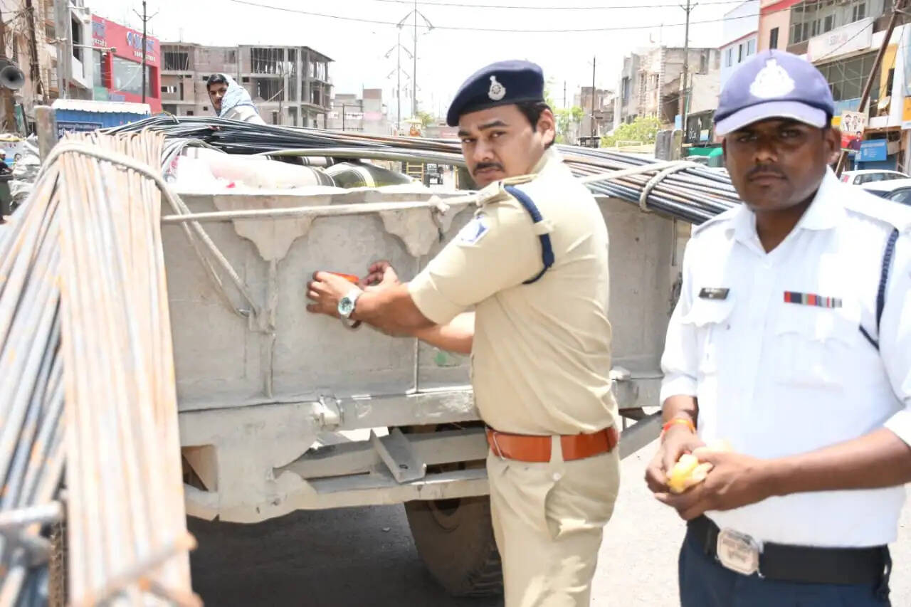 अशोकनगर : यातायात पुलिस का विशेष अभियान, सड़कों पर मार्किंग और ट्रैक्टरों पर लगाए रेडियम