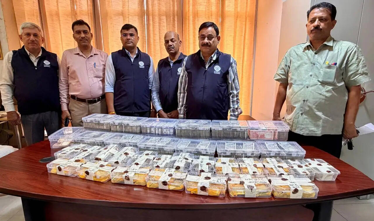 लखनऊ : परिवहन विभाग के सेवानिवृत्त अधिकारी के घर विजिलेंस का छापा,नकदी समेत करोड़ों के जेवरात मिले