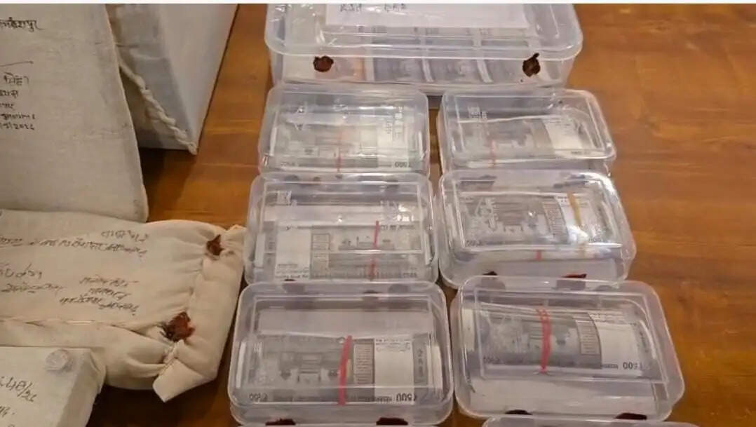 आज़मगढ़ में जाली नोट छापने वाले गिरोह का भंडाफोड़, आठ सदस्य गिरफ्तार