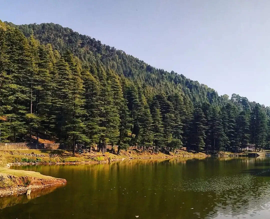 डल झील के सौंदर्यीकरण पर उठे सवाल, निकाली गई गाद बारिश से फिर पहुंची झील में