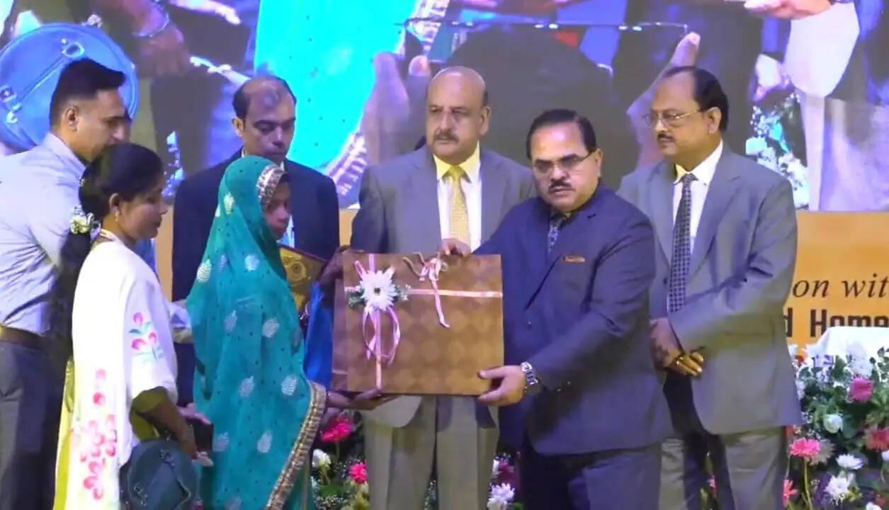 तीन तेजाब पीड़ितों को दिया गया प्रोत्साहन राशि