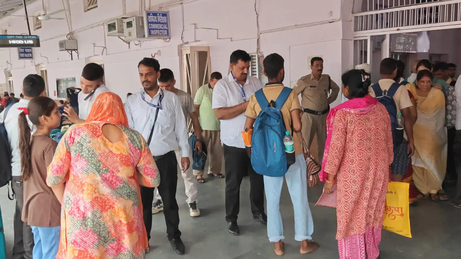 मुरादाबाद मंडल के शाहजहांपुर रेलवे स्टेशन पर चला किलेबंदी टिकट जांच अभियान, वसूले ₹76,250