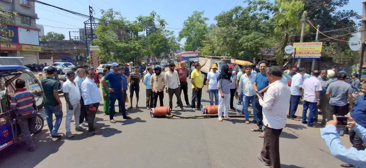 गैस सिलेंडर की किल्लत पर फूटा गुस्सा, खाली सिलेंडर रख सड़क जाम कर प्रदर्शन
